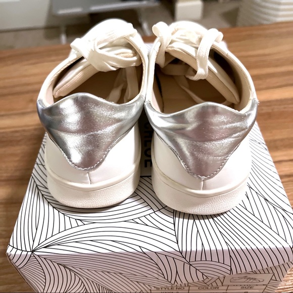 3/$20 🌸 Chase and Chloe white and silver Yaya sneakers, Size 8 - Picture 5 of 8
